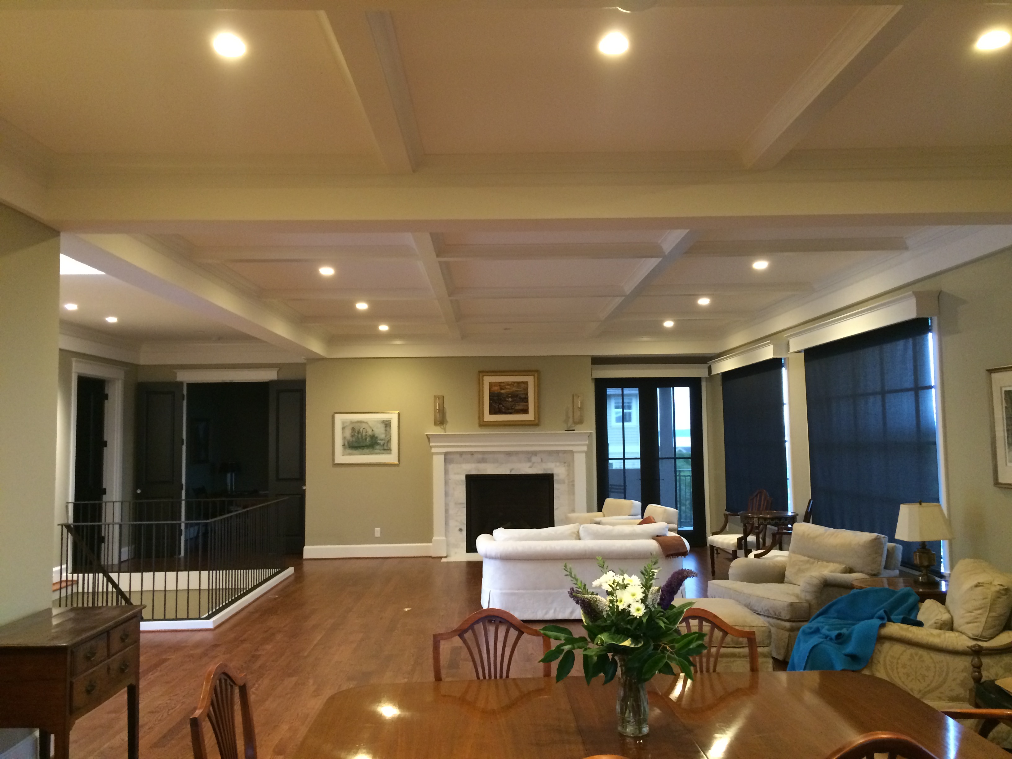 Ceiling trim with consistent reveal